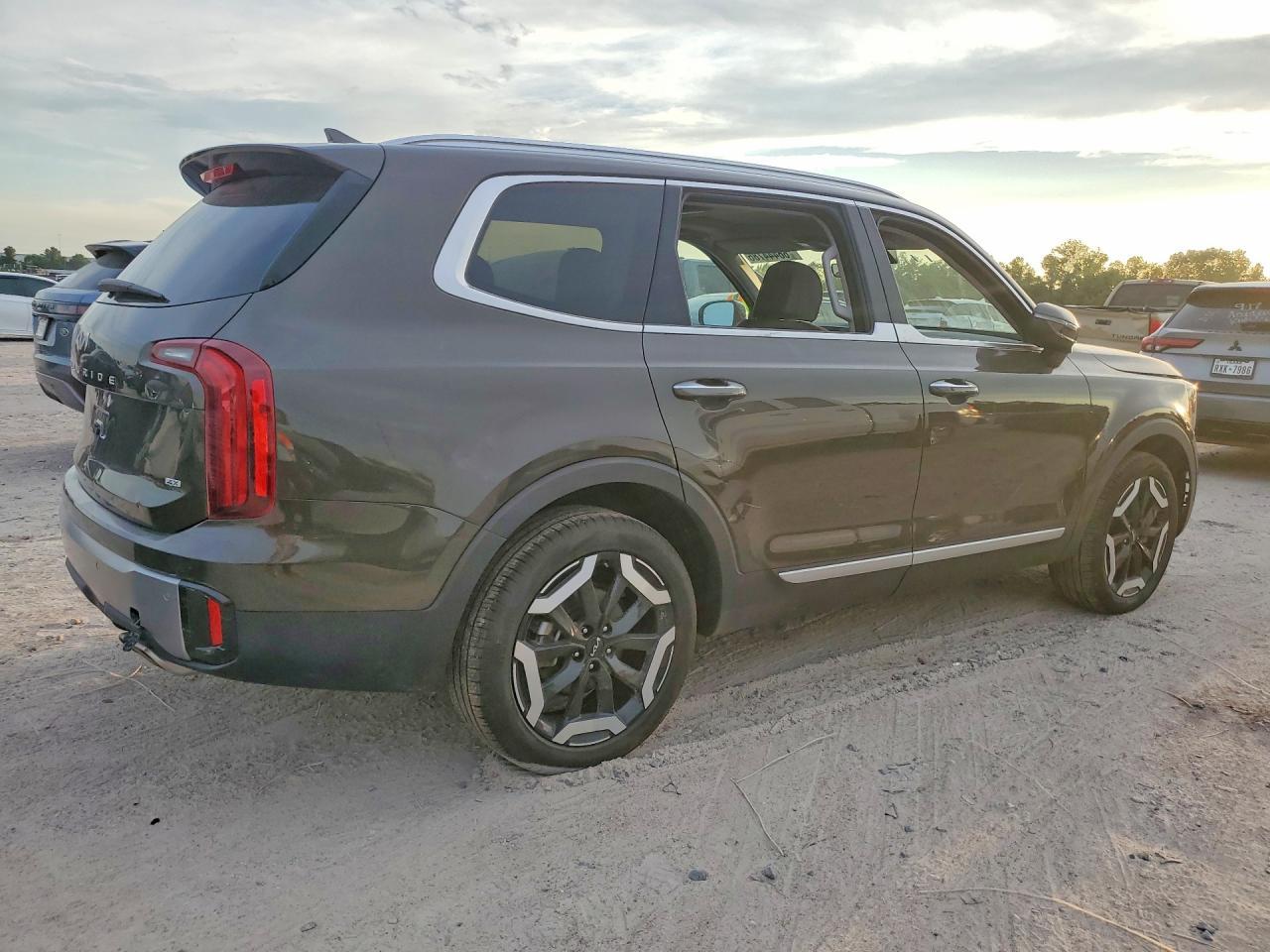 2025 Kia Telluride S - Image 3