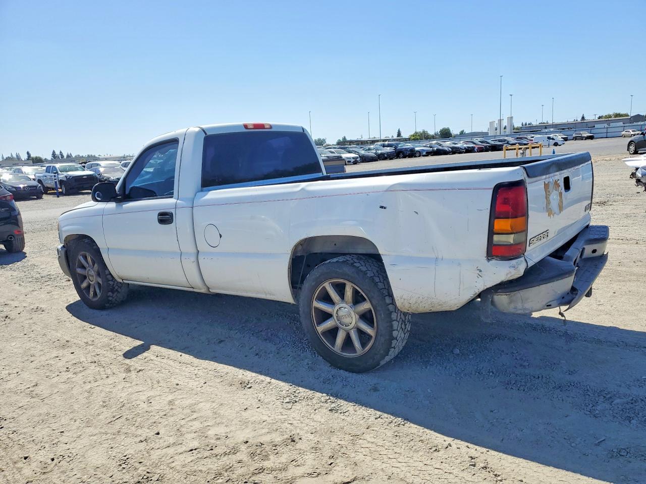 2005 GMC New Sierra C1500 - Image 2