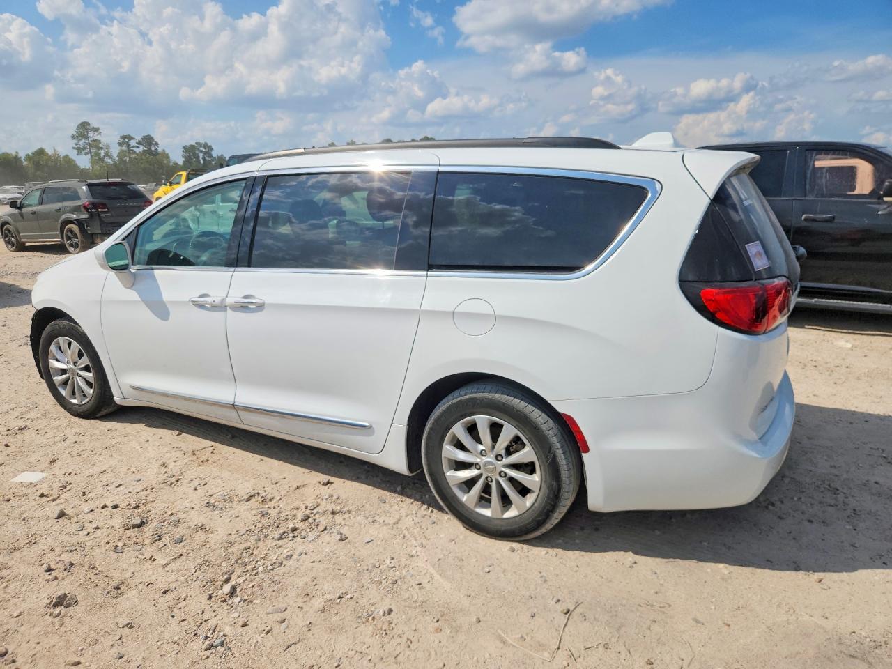 2017 Chrysler Pacifica Touring L - Image 2