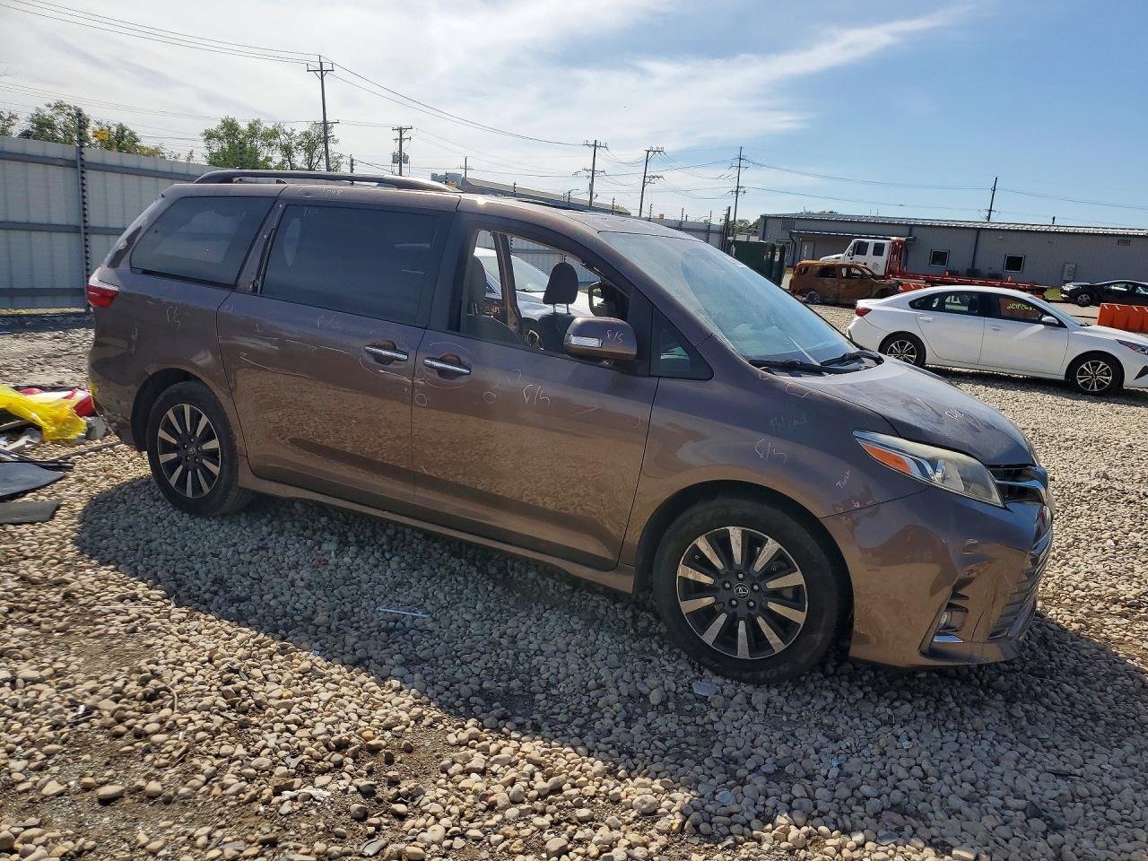 2018 Toyota Sienna Limited 7-Passenger - Image 4