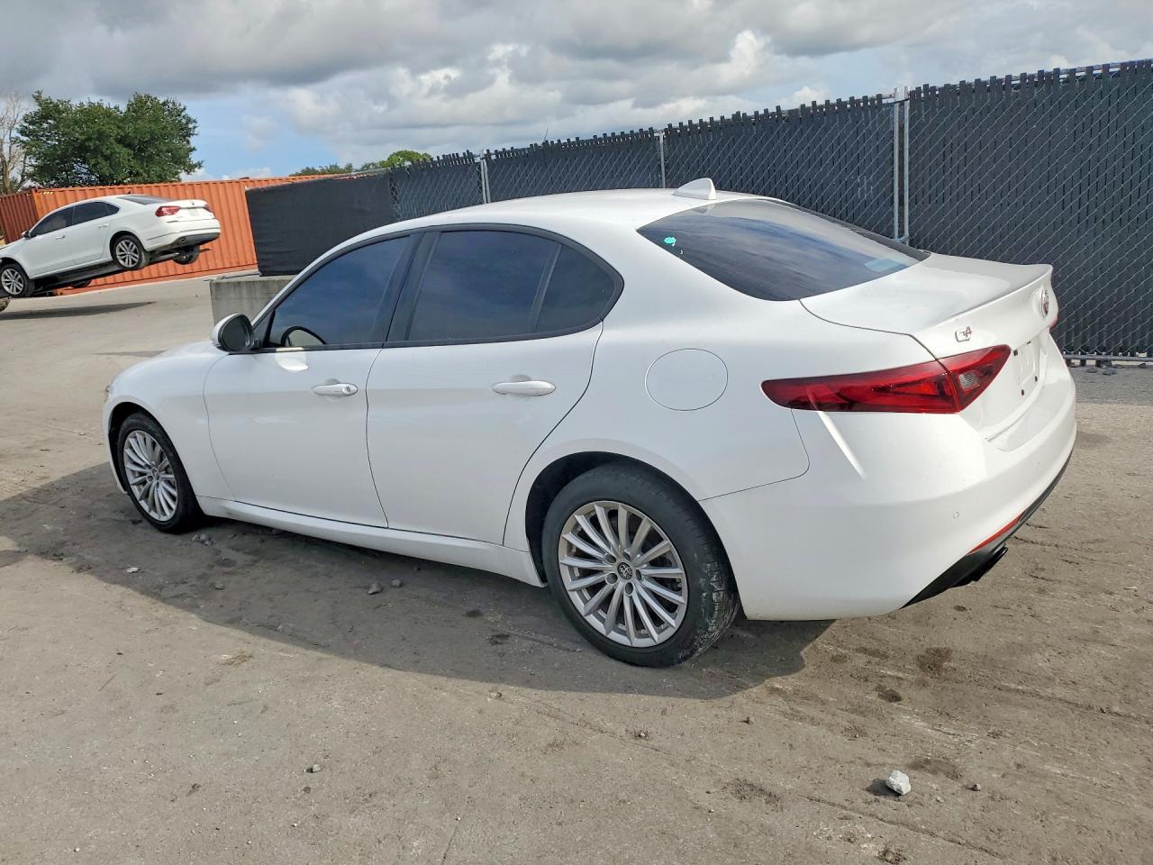 2022 Alfa Romeo Giulia - Фото 2