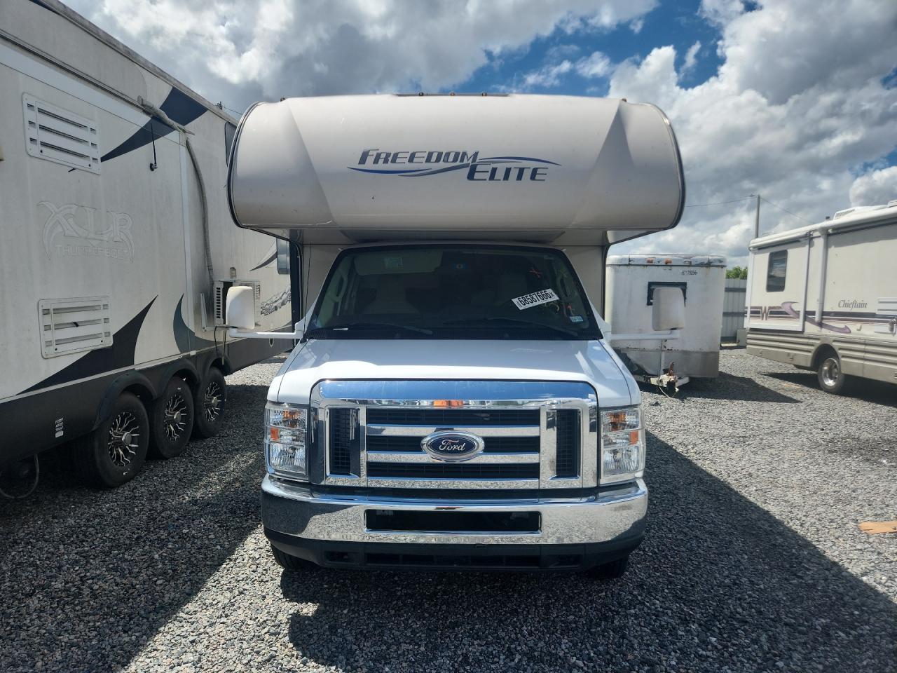 2017 Ford Econoline E450 Super Duty Cutaway Van - Image 5