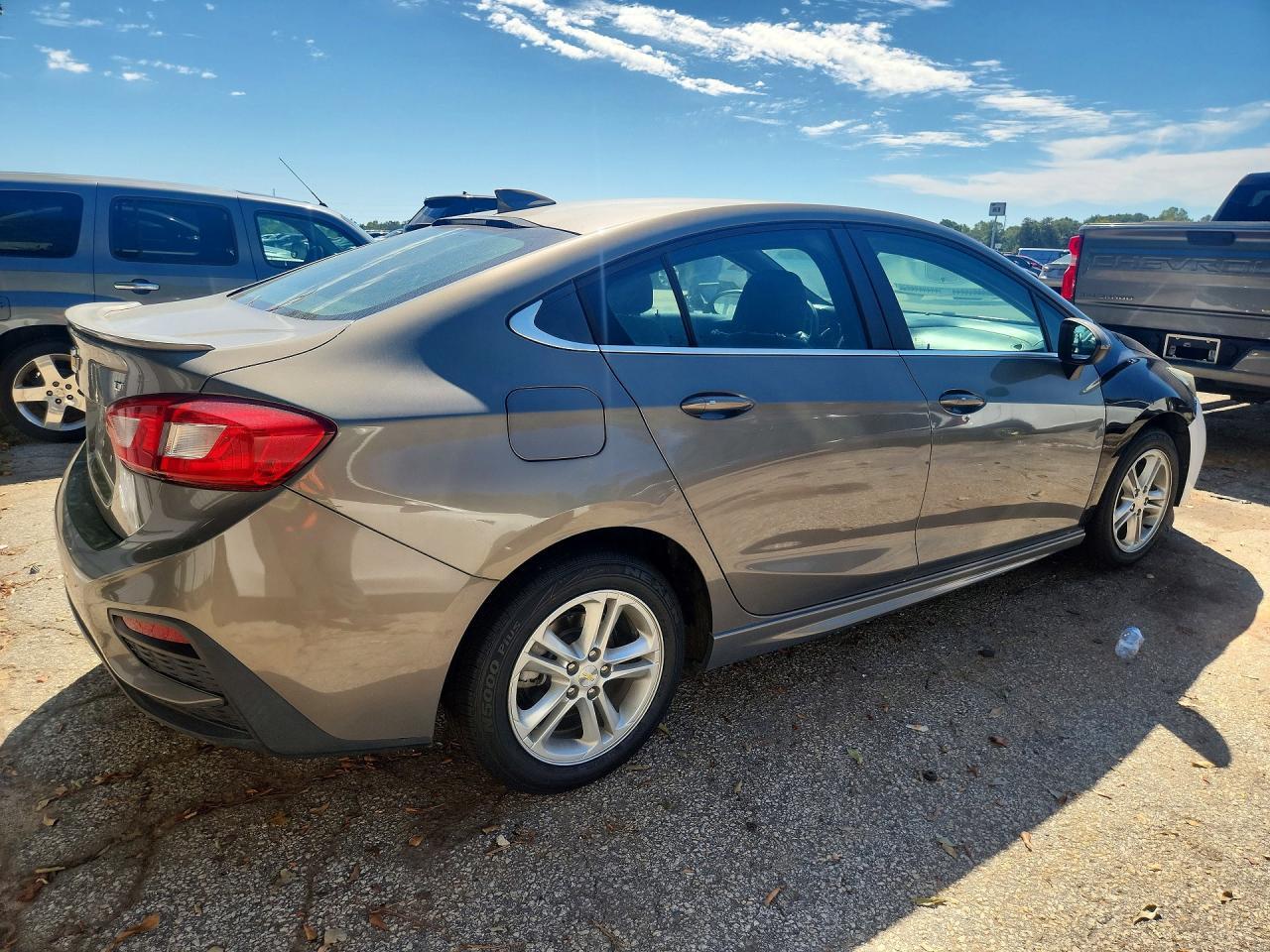 2018 Chevrolet Cruze Lt - Image 3