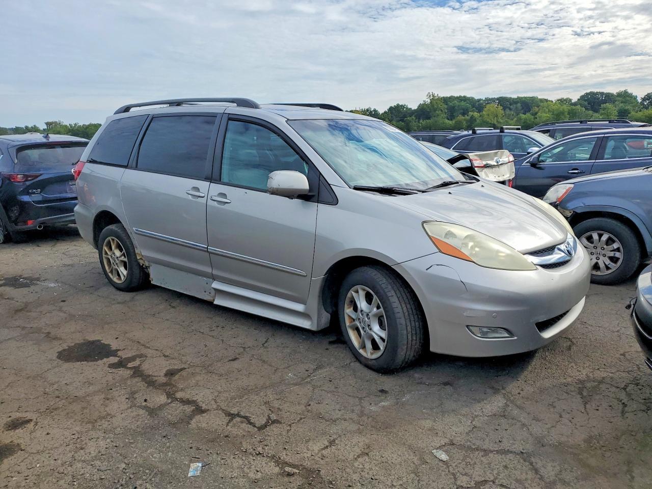 2006 Toyota Sienna Xle 7 Passenger - Image 4