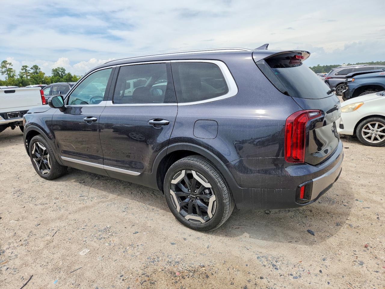 2025 Kia Telluride S - Image 2