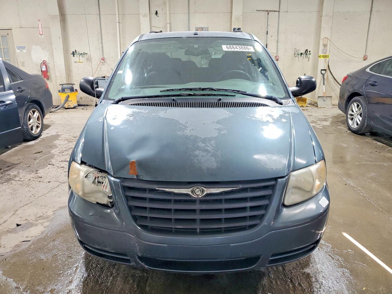 2006 Chrysler Town & Country - Image 5