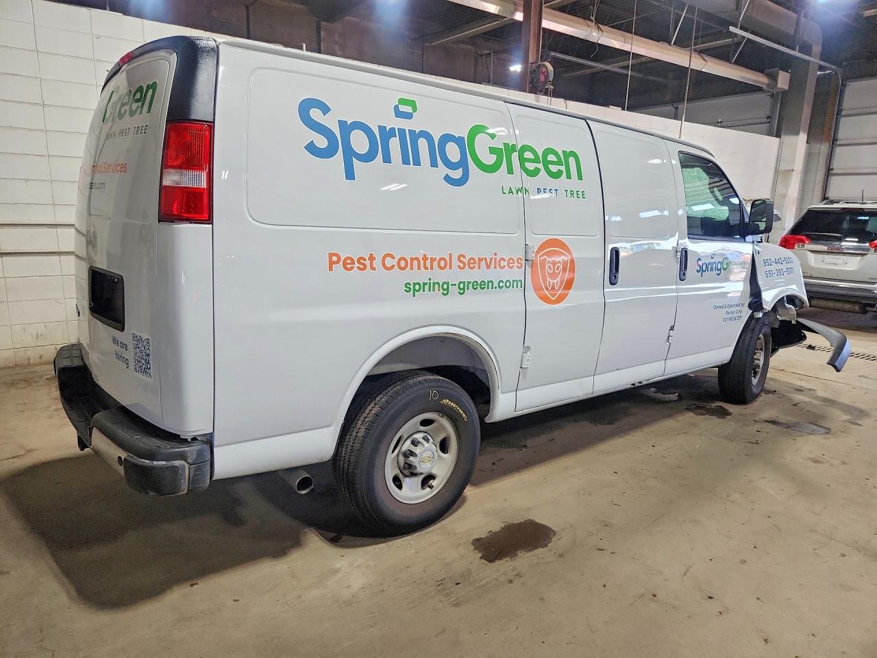 2025 Chevrolet Express G3500 - Фото 3