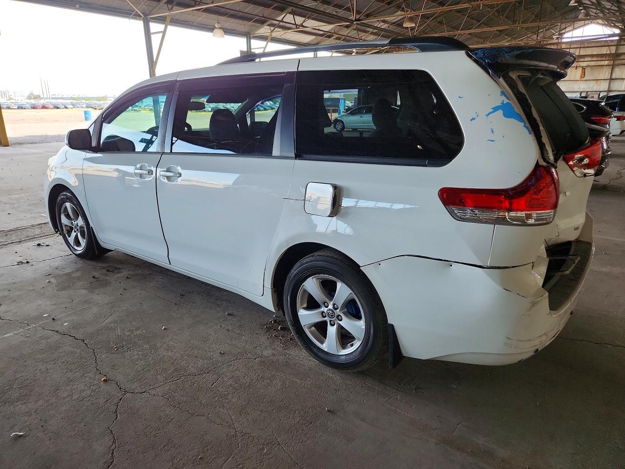 2013 Toyota Sienna Le - Фото 2