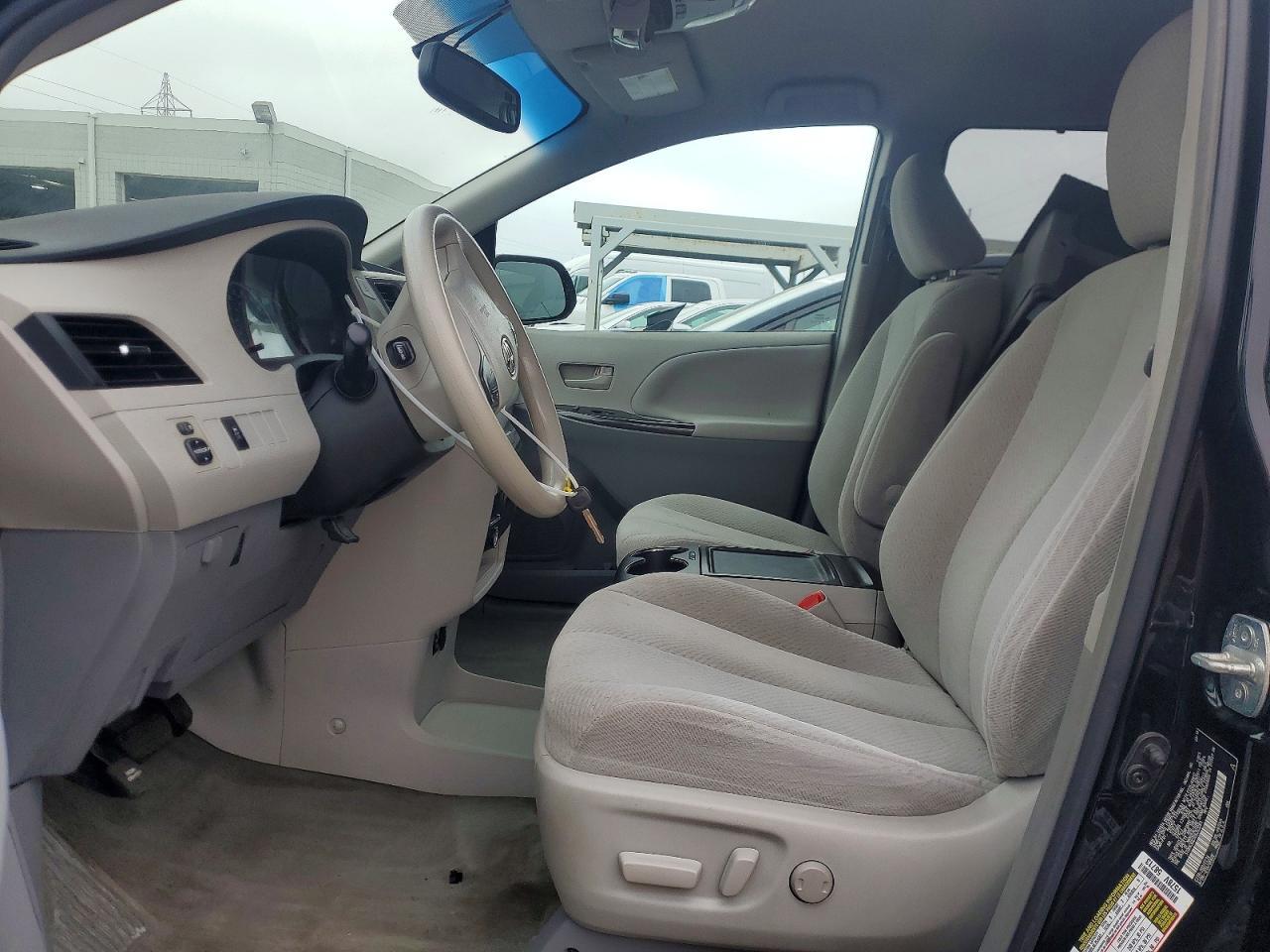 2013 Toyota Sienna Le - Image 7