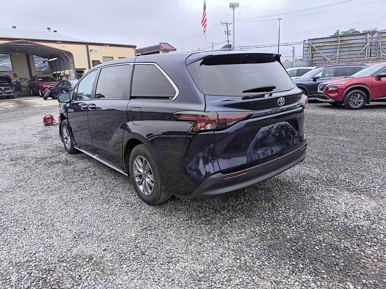 2024 Toyota Sienna Xle - Фото 2
