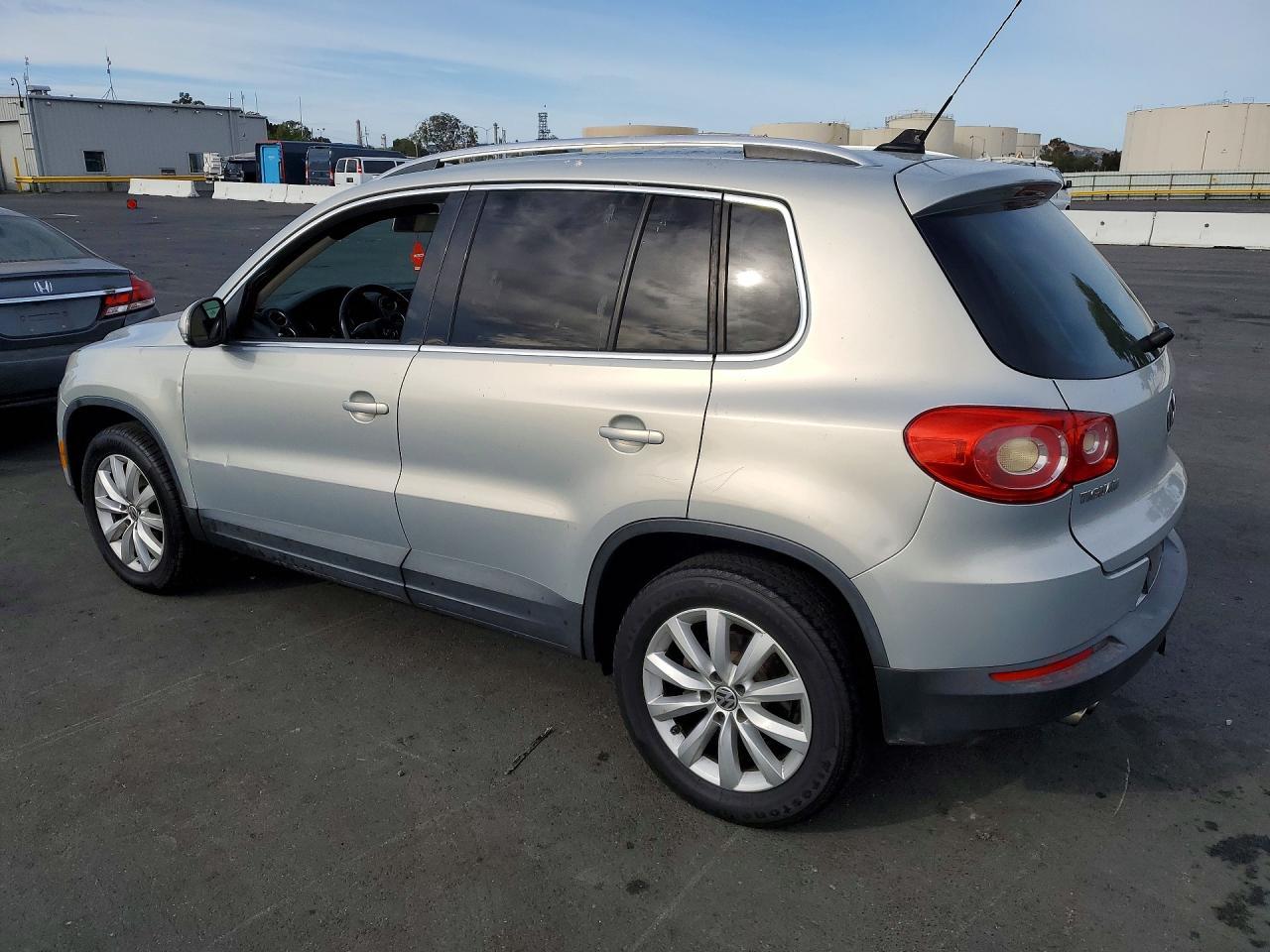2011 Volkswagen Tiguan S - Фото 2
