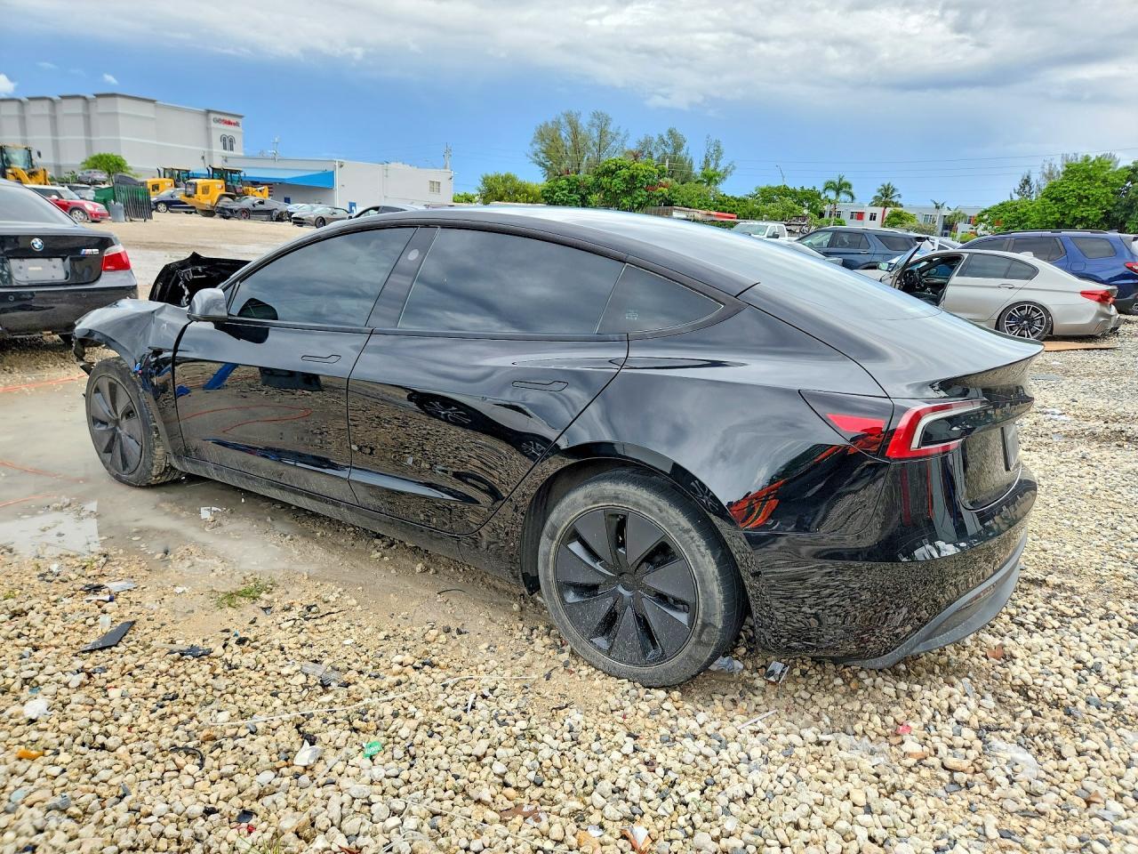 2025 Tesla Model 3 - Фото 2