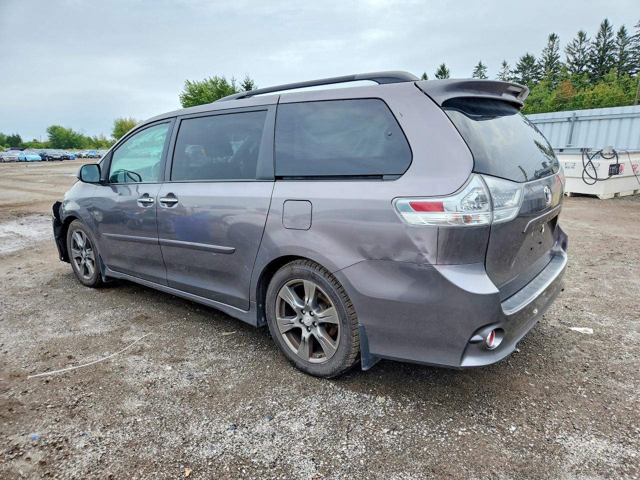 2017 Toyota Sienna Se - Image 2