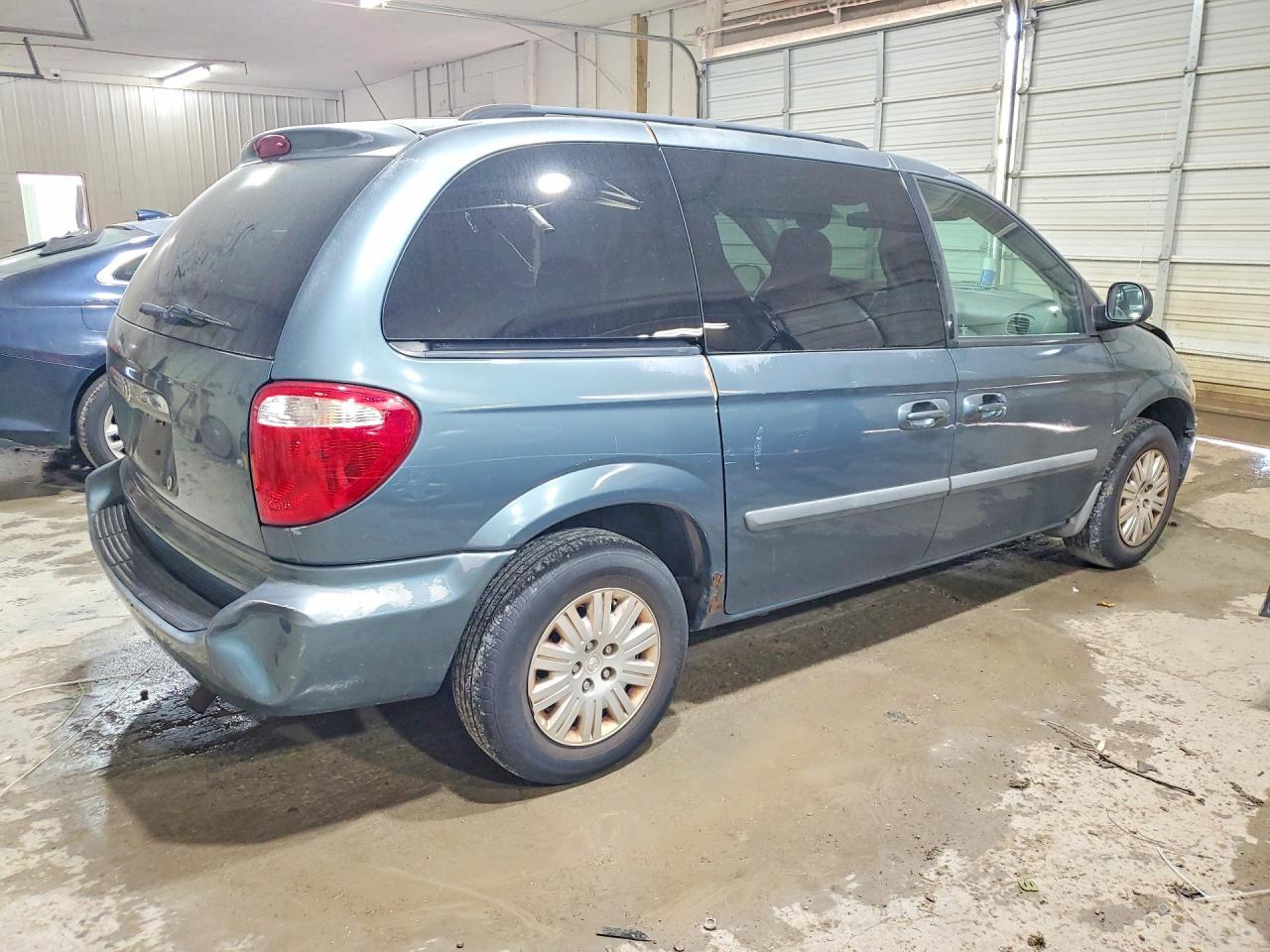 2006 Chrysler Town & Country - Image 3