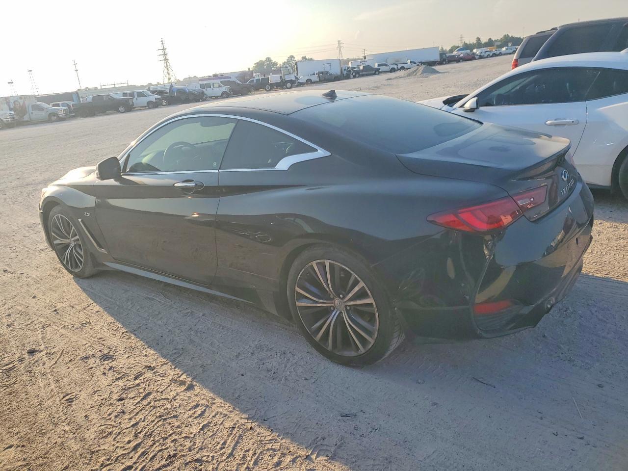 2017 Infiniti Q60 2.0T Premium - Фото 2