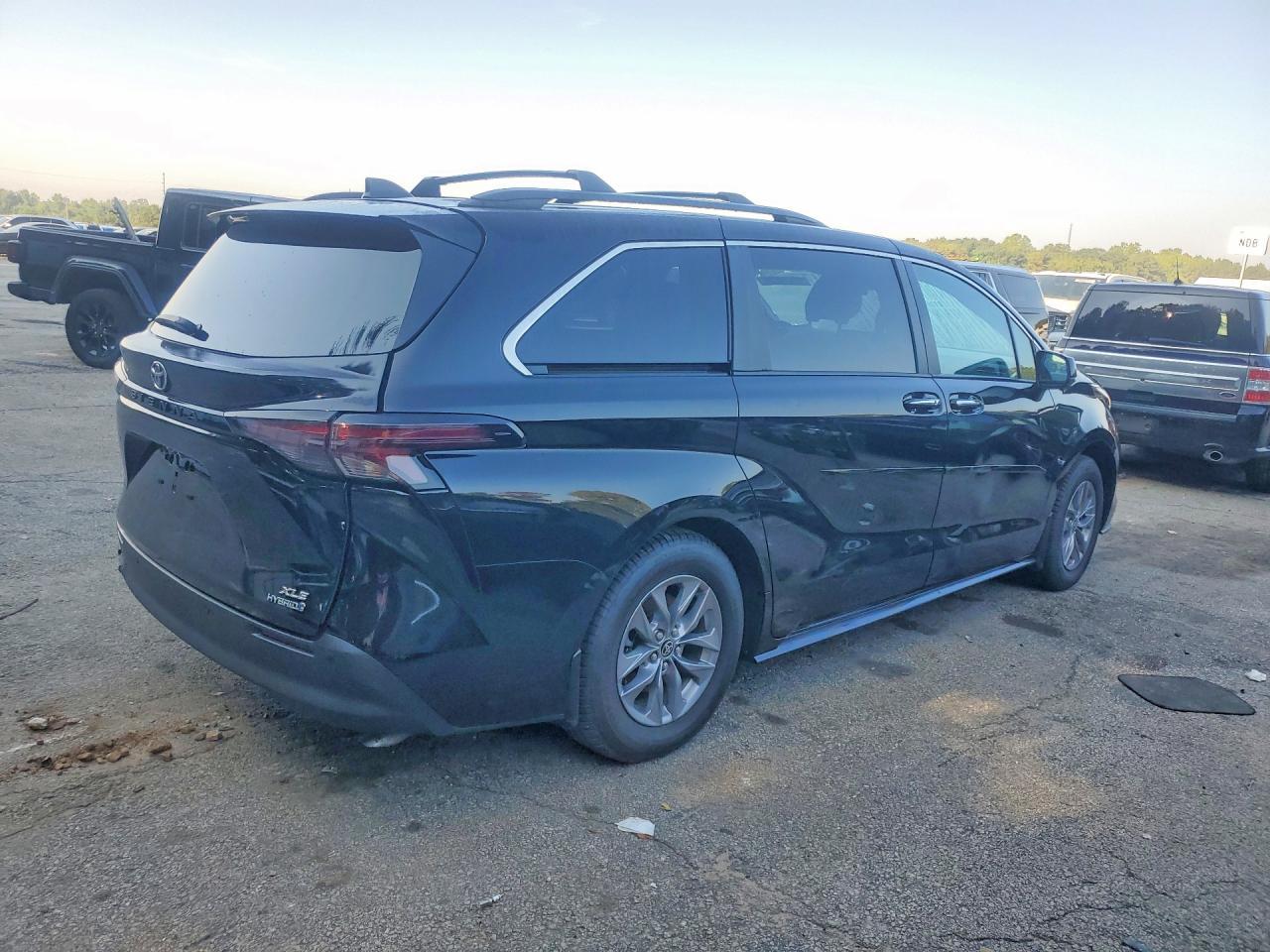 2024 Toyota Sienna Xle - Image 3