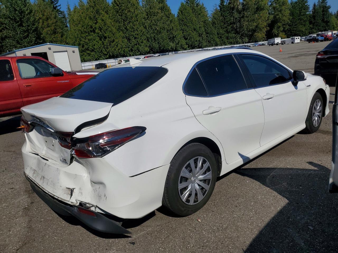 2021 Toyota Camry Le - Фото 3