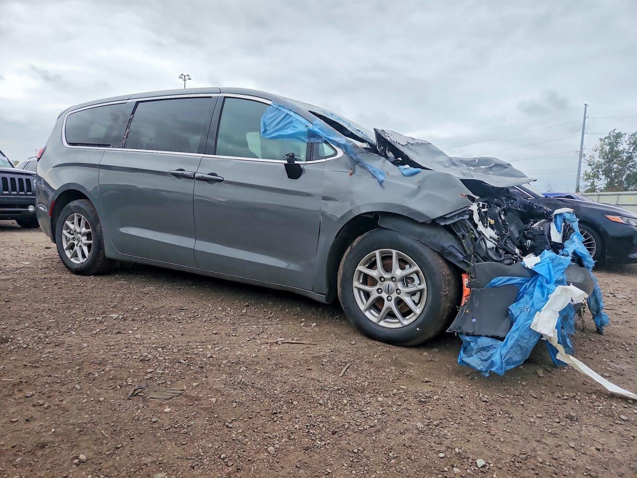 2025 Chrysler Pacifica Select - Image 4