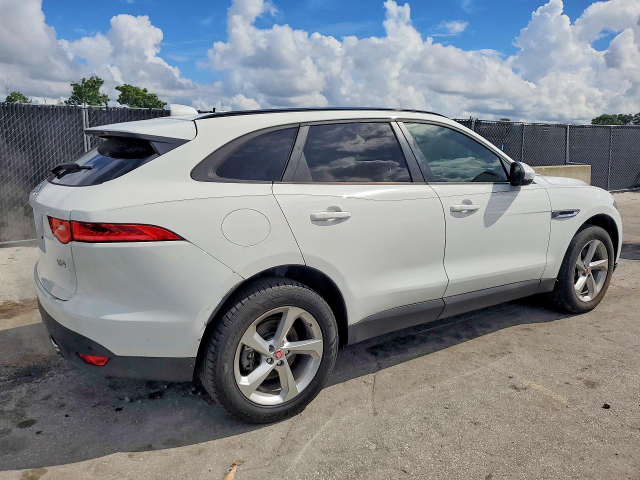 2017 Jaguar F-Pace Premium - Фото 3
