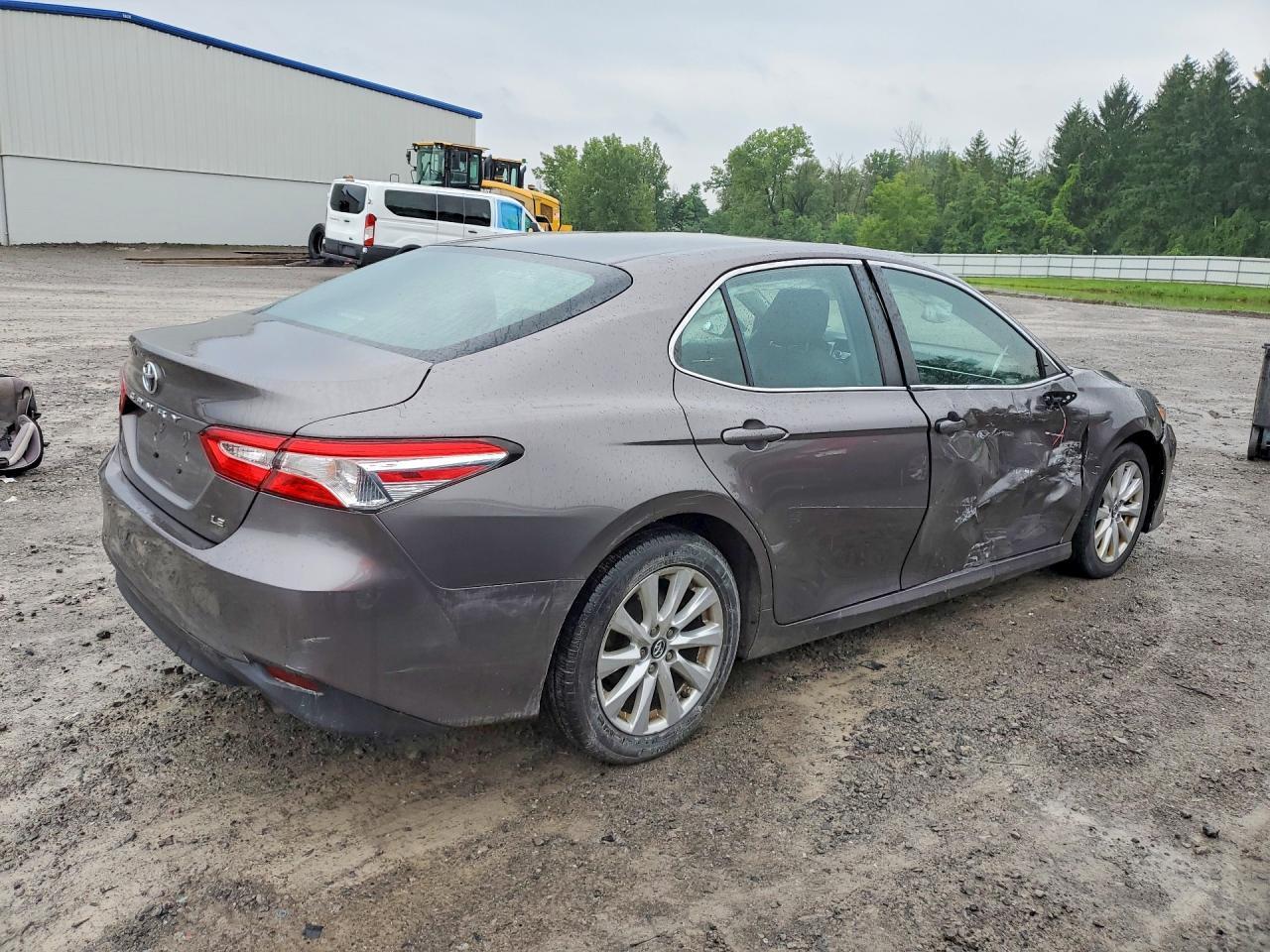 2018 Toyota Camry Le - Фото 3