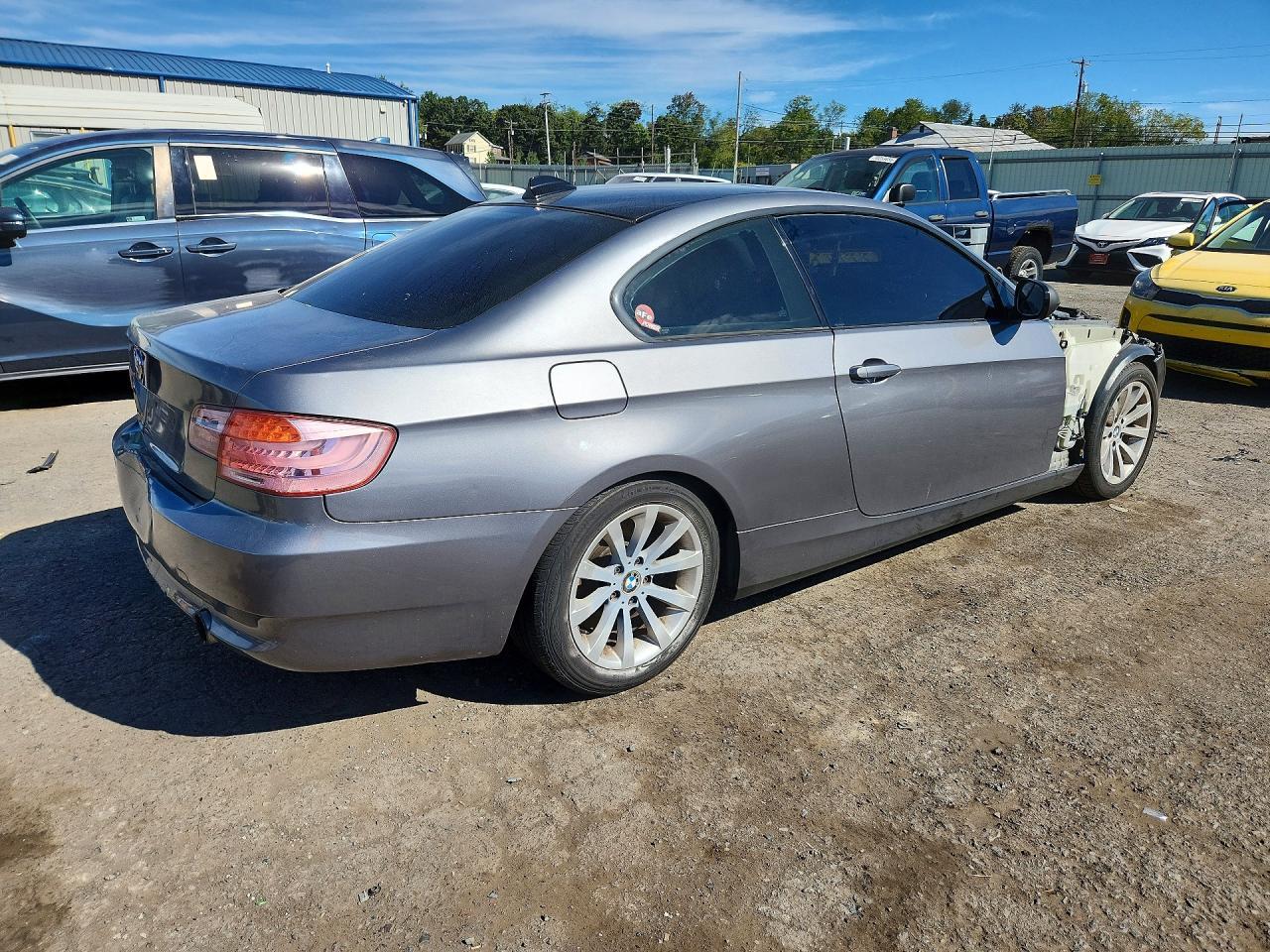 2010 BMW 335 Xi - Image 3