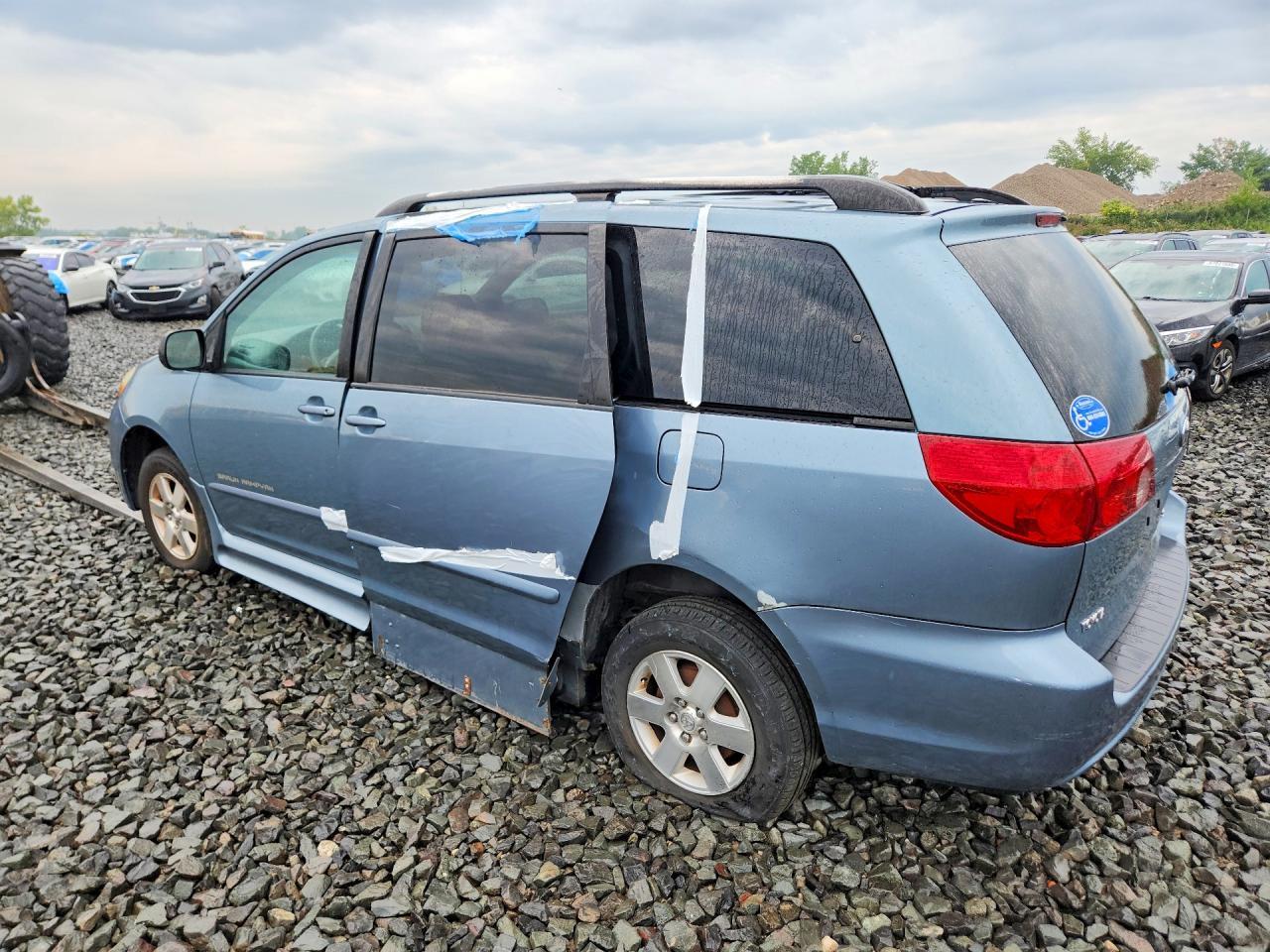 2006 Toyota Sienna Le 8 Passenger - Image 2