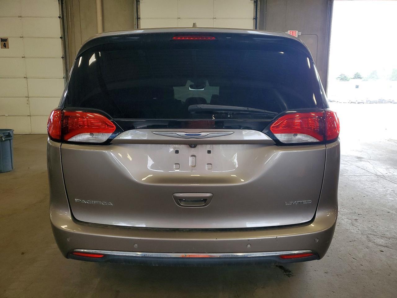 2017 Chrysler Pacifica Limited - Image 6