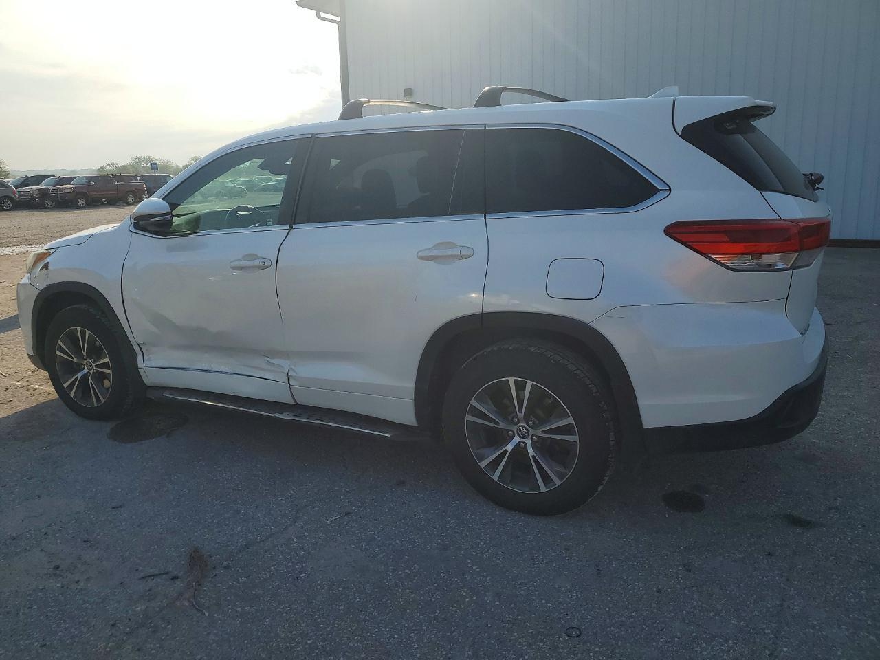 2017 Toyota Highlander Le Plus - Image 2