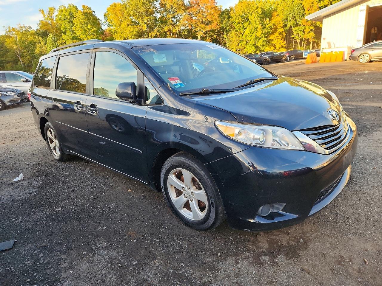 2017 Toyota Sienna Le - Image 4
