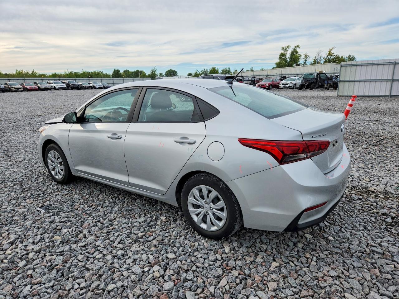 2021 Hyundai Accent Se - Фото 2