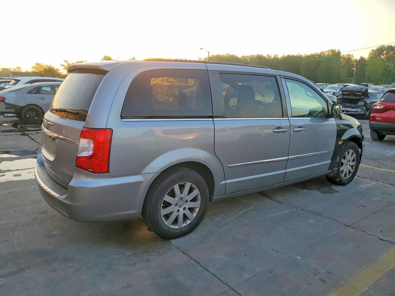 2014 Chrysler Town & Country Touring - Фото 3
