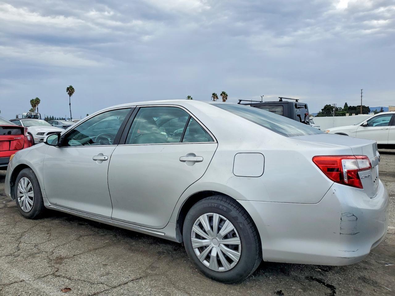 2014 Toyota Camry Le - Фото 2