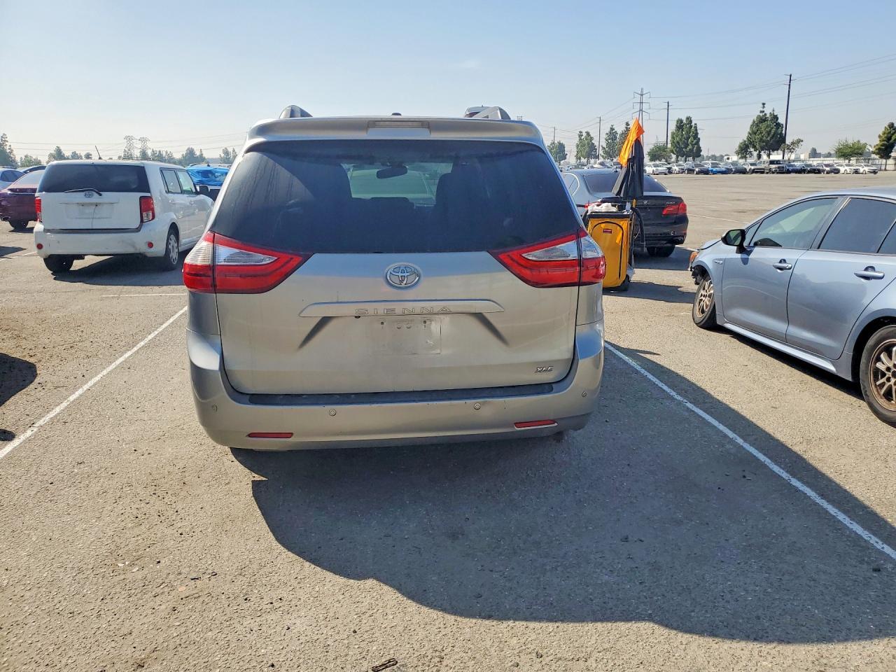 2015 Toyota Sienna Xle 8-Passenger - Фото 6
