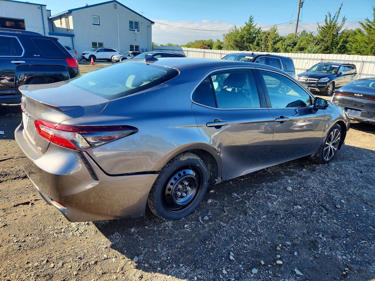 2020 Toyota Camry Se - Image 3