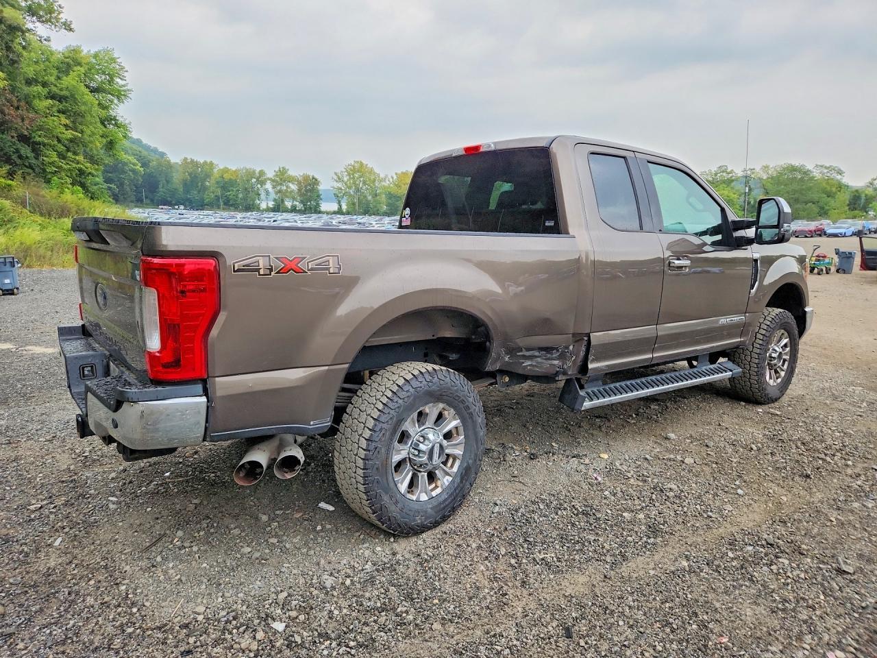 2017 Ford F350 Super Duty - Image 3