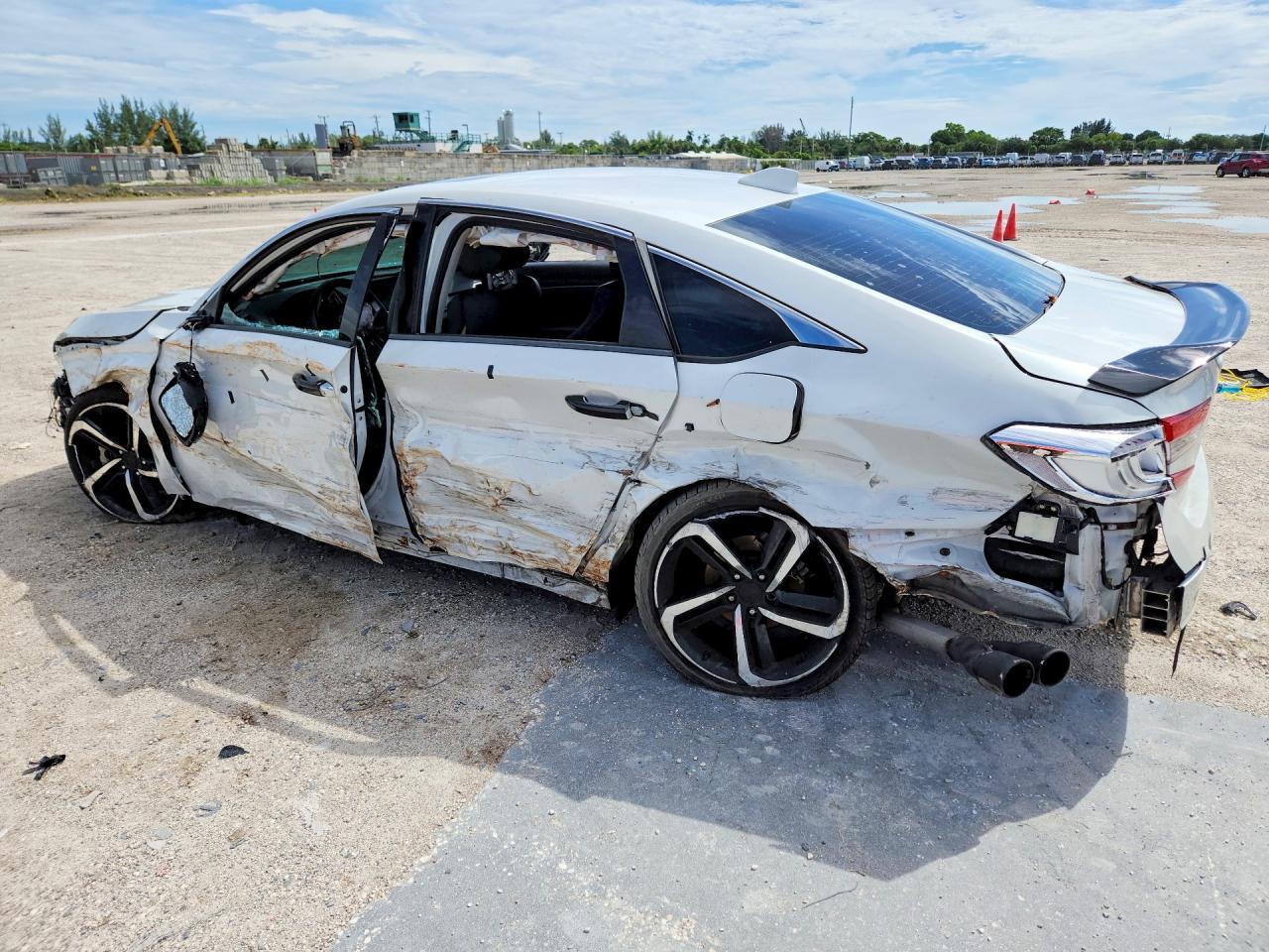 2018 Honda Accord Touring - Image 2