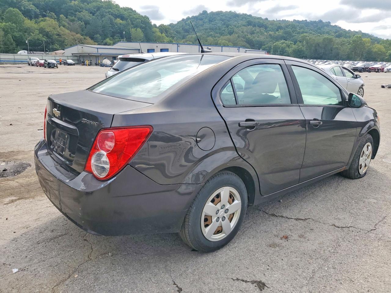 2013 Chevrolet Sonic Ls - Image 3