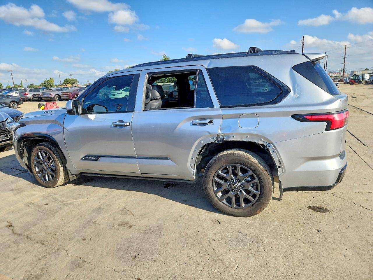 2025 Toyota Sequoia Platinum - Фото 2