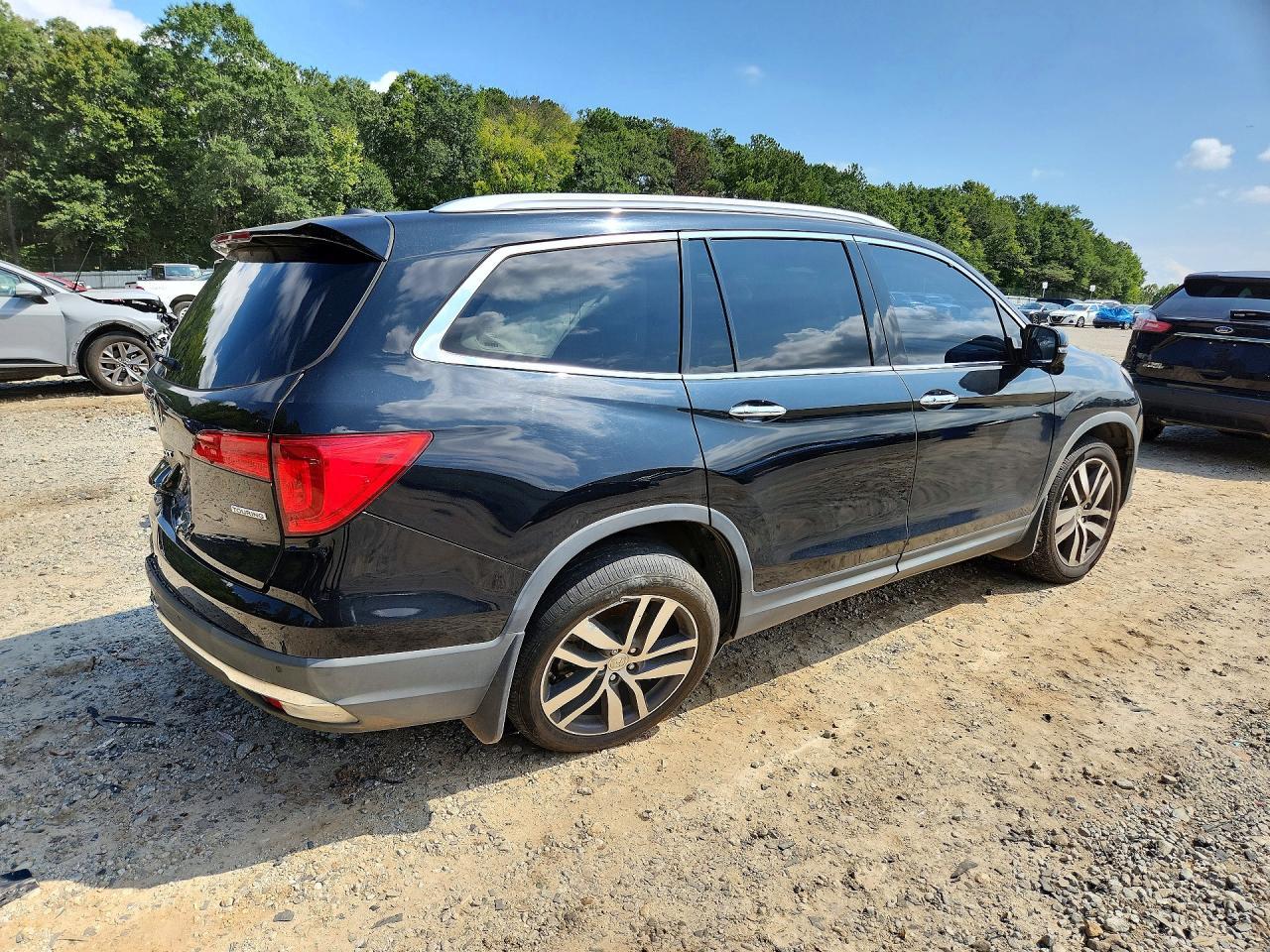 2017 Honda Pilot Touring - Image 3