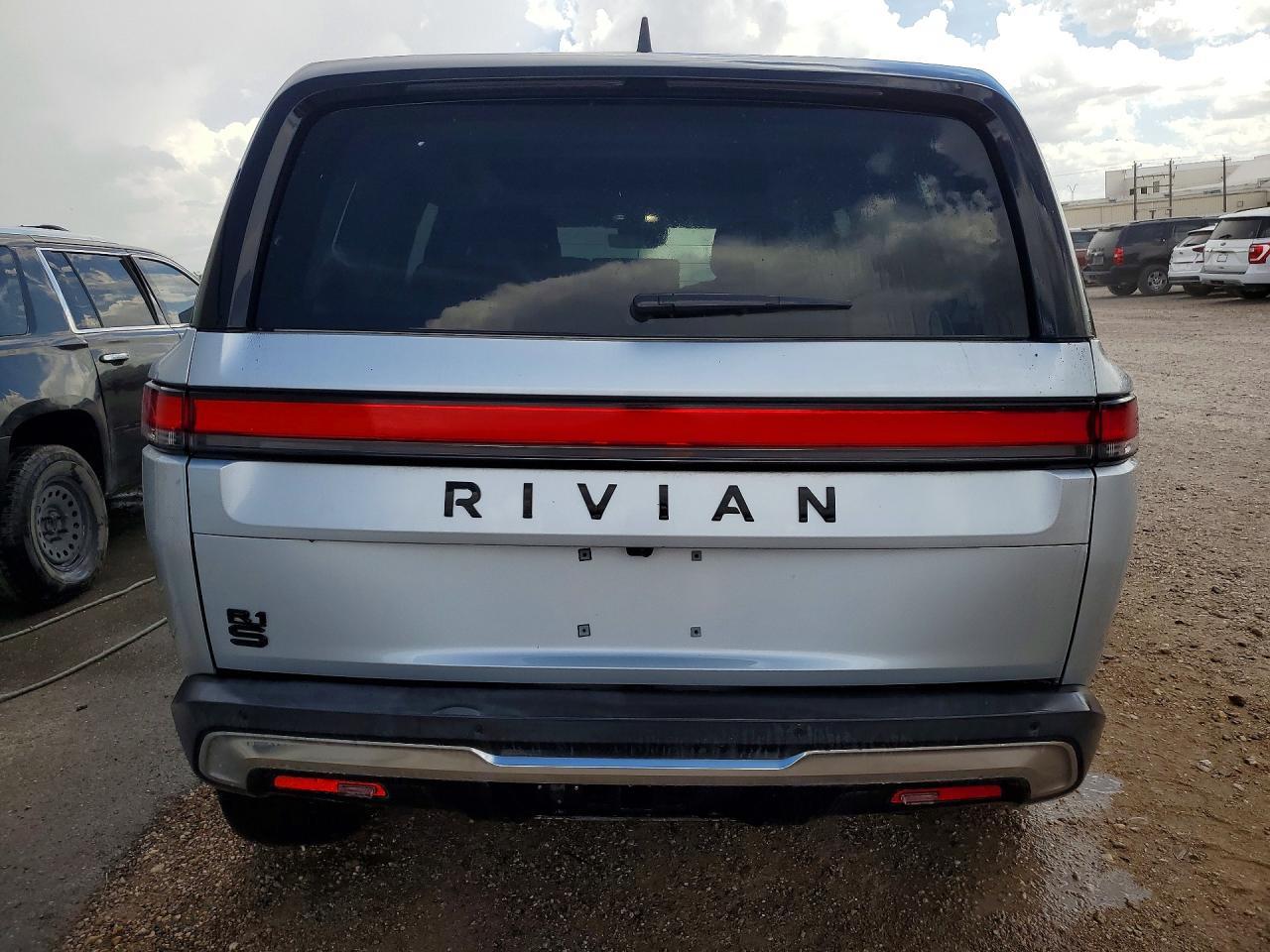 2023 Rivian R1S Adventure - Фото 6