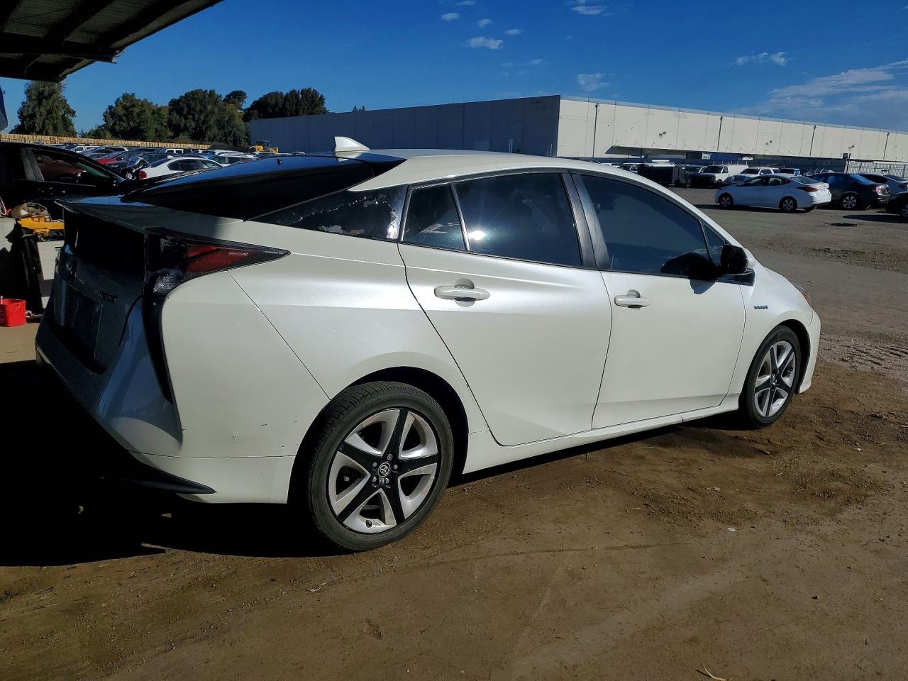 2016 Toyota Prius Four Touring - Фото 3
