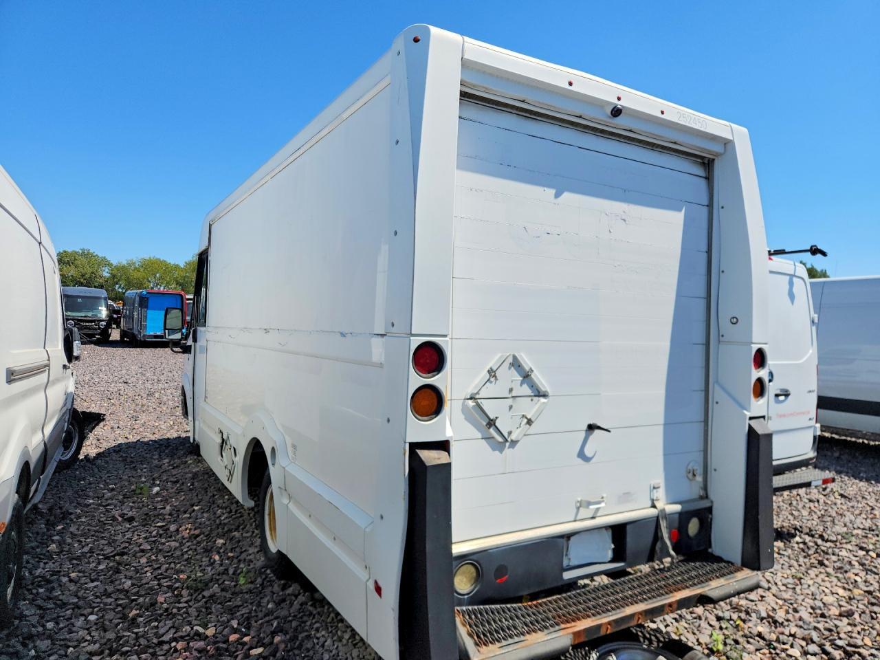 2013 Isuzu Npr Hd Delivery Truck - Image 2