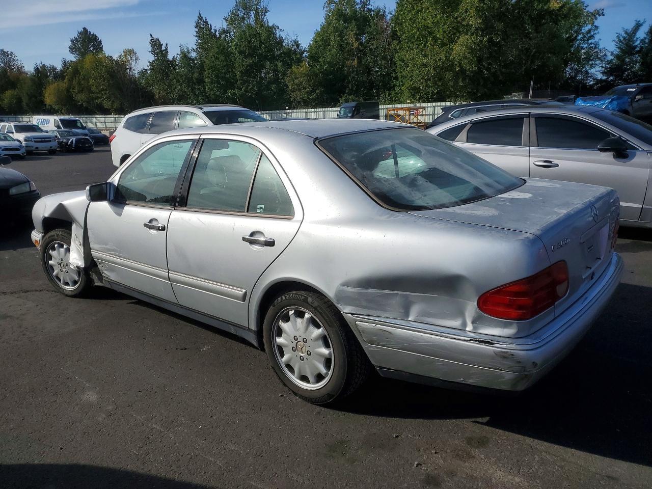 1999 Mercedes-Benz E 300Td - Image 2
