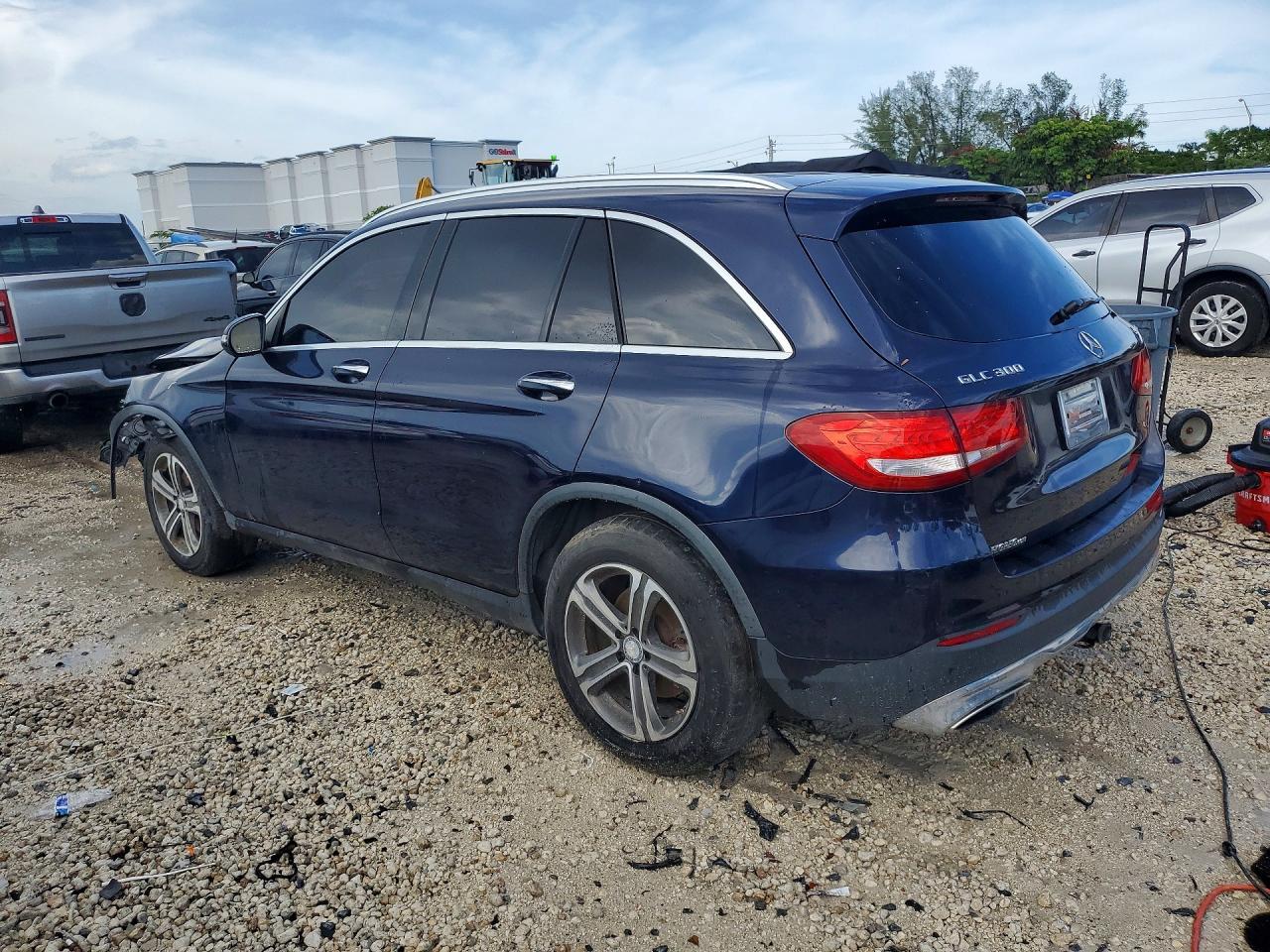2017 Mercedes-Benz Glc 300 4Matic - Фото 2