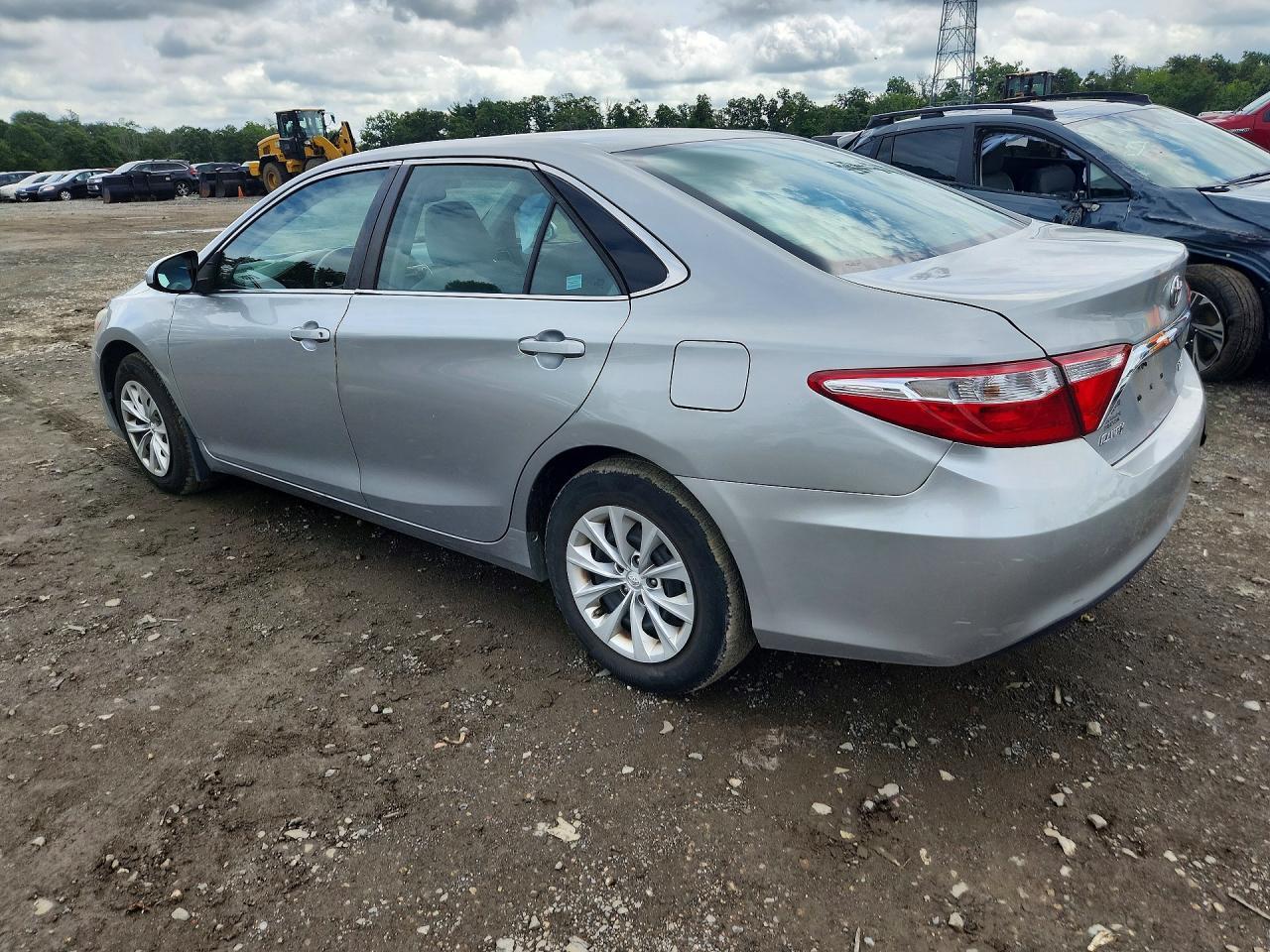 2016 Toyota Camry Le - Фото 2