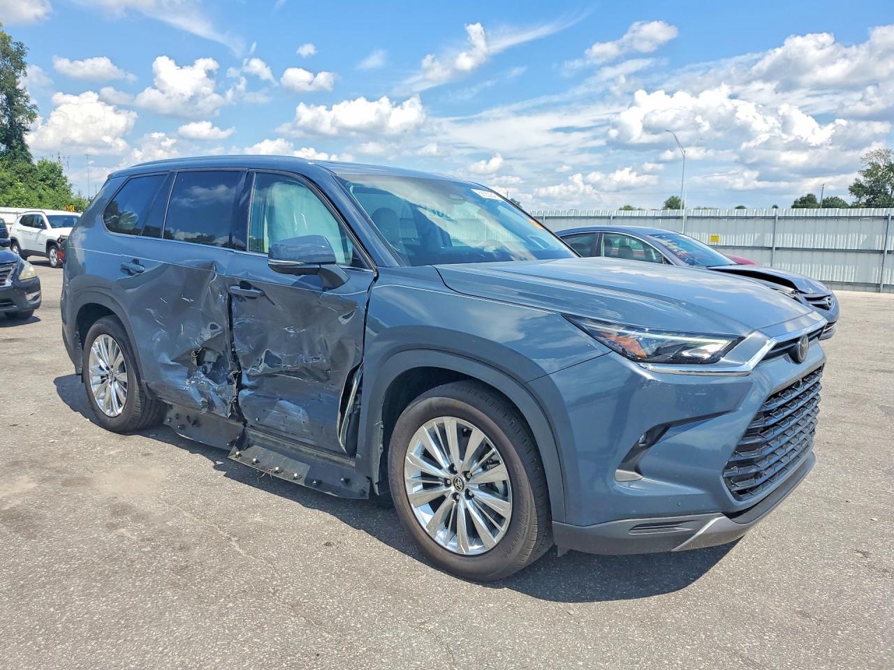 2025 Toyota Grand Highlander Platinum - Image 4