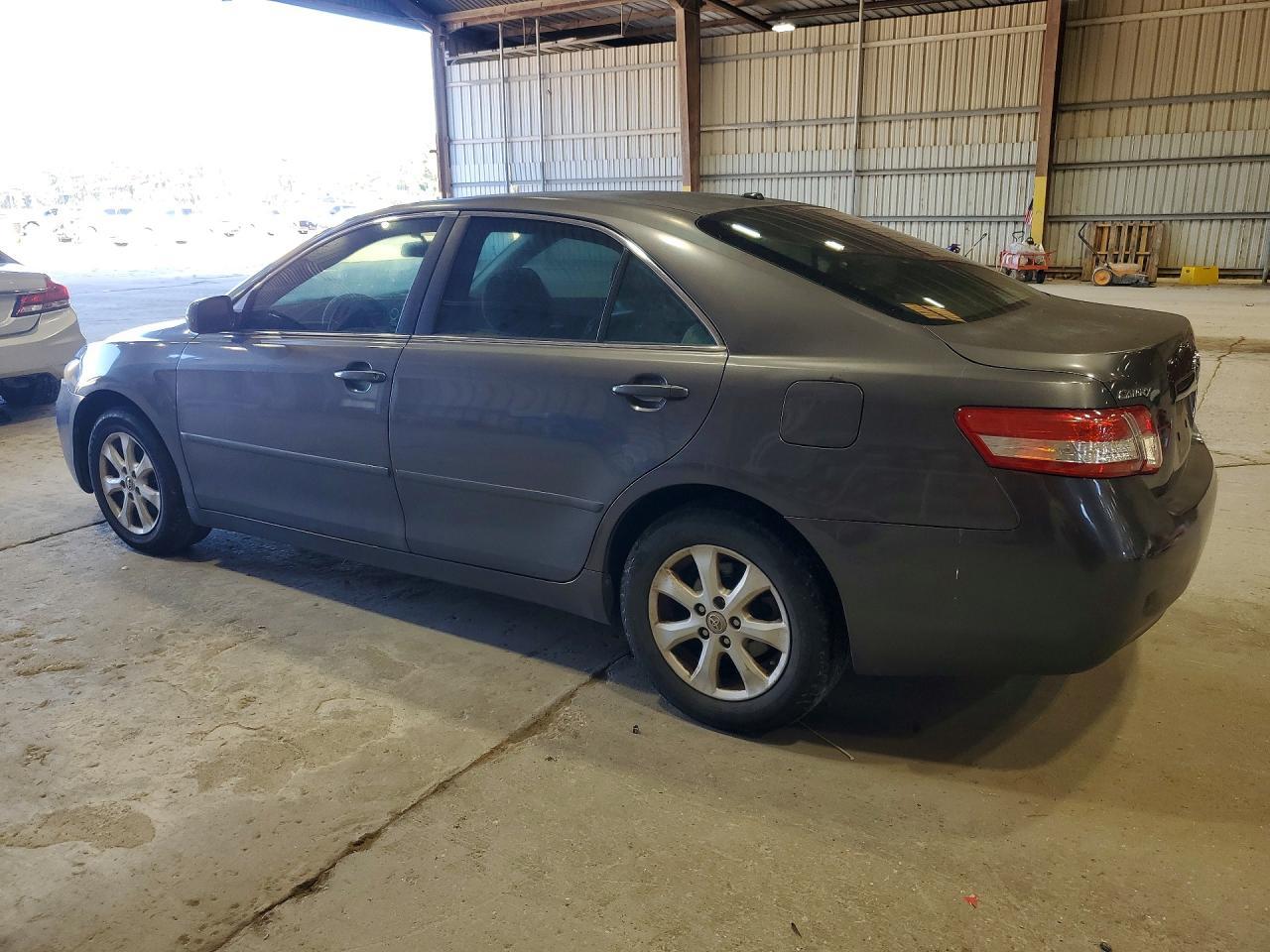 2011 Toyota Camry Le - Фото 2