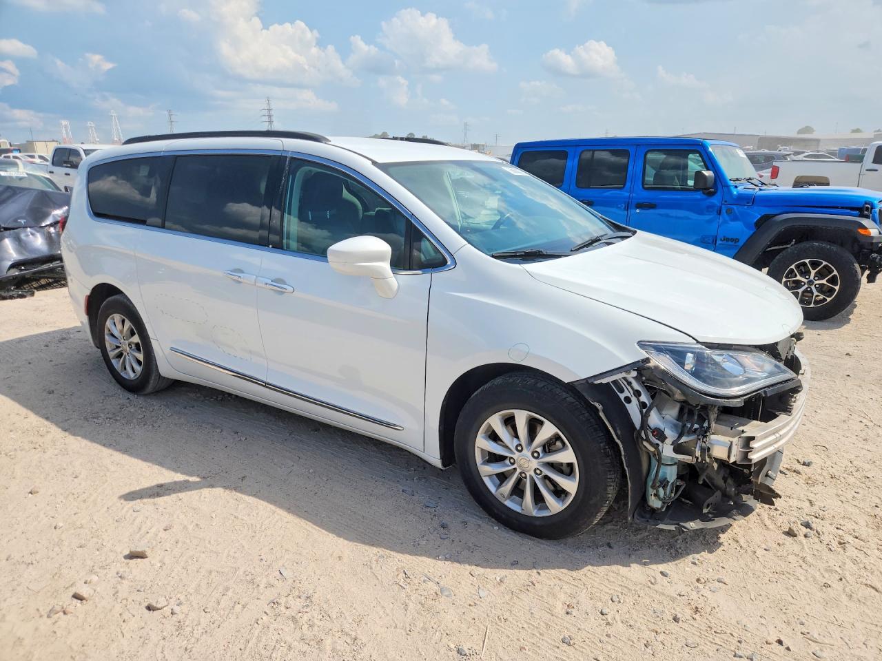 2017 Chrysler Pacifica Touring L - Image 4