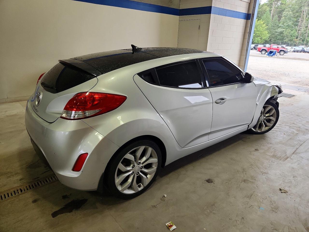 2016 Hyundai Veloster Base - Image 3