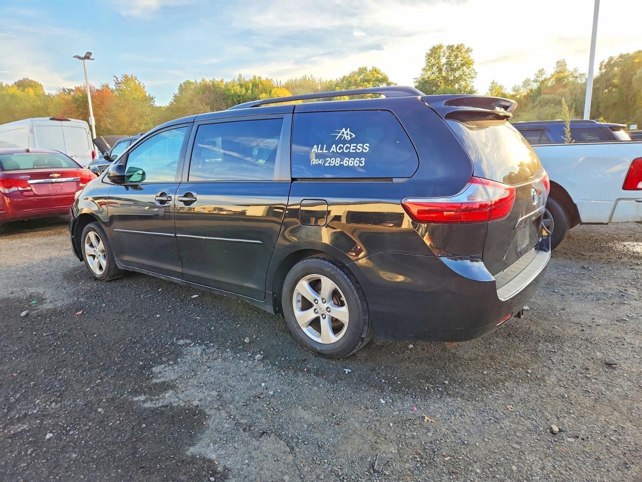 2017 Toyota Sienna Le - Image 2